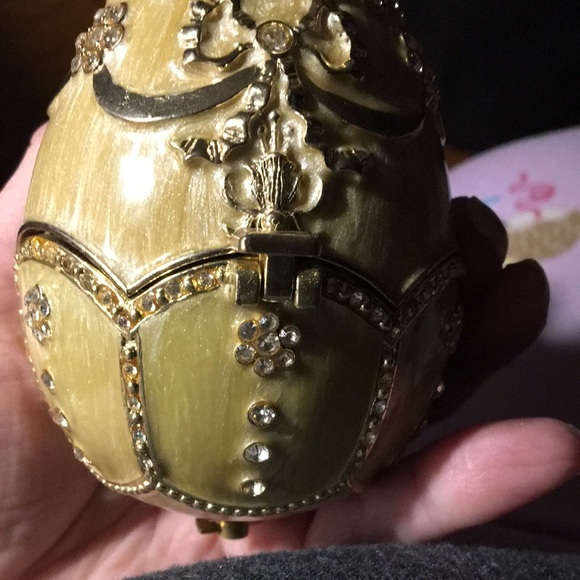 Cardinal 5” Enameled Egg Music Box with Base working and in EUC - Picture 6 of 10